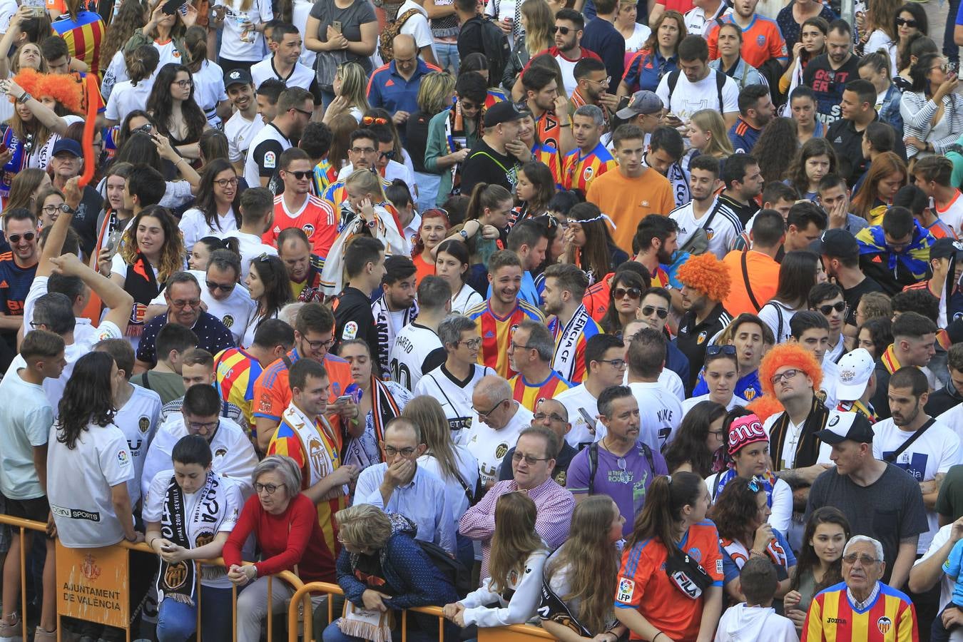 Jugadores, técnicos y directivos del Valencia CF han ofrecido el trofeo de la octava Copa del Rey a la Mare de Déu dels Desamparats, la Geperudeta, en la Basílica de la Virgen. Tras este acto se han dirigido al Palau de la Generalitat, donde les ha recibido Ximo Puig y al Ayuntamiento, donde les esperaba Joan Ribó. 