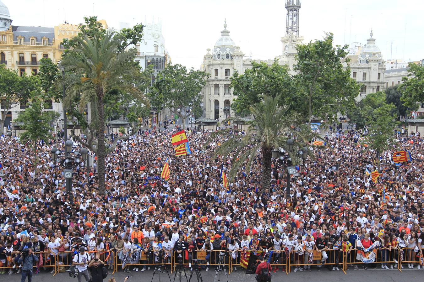 Jugadores, técnicos y directivos del Valencia CF han ofrecido el trofeo de la octava Copa del Rey a la Mare de Déu dels Desamparats, la Geperudeta, en la Basílica de la Virgen. Tras este acto se han dirigido al Palau de la Generalitat, donde les ha recibido Ximo Puig y al Ayuntamiento, donde les esperaba Joan Ribó. 