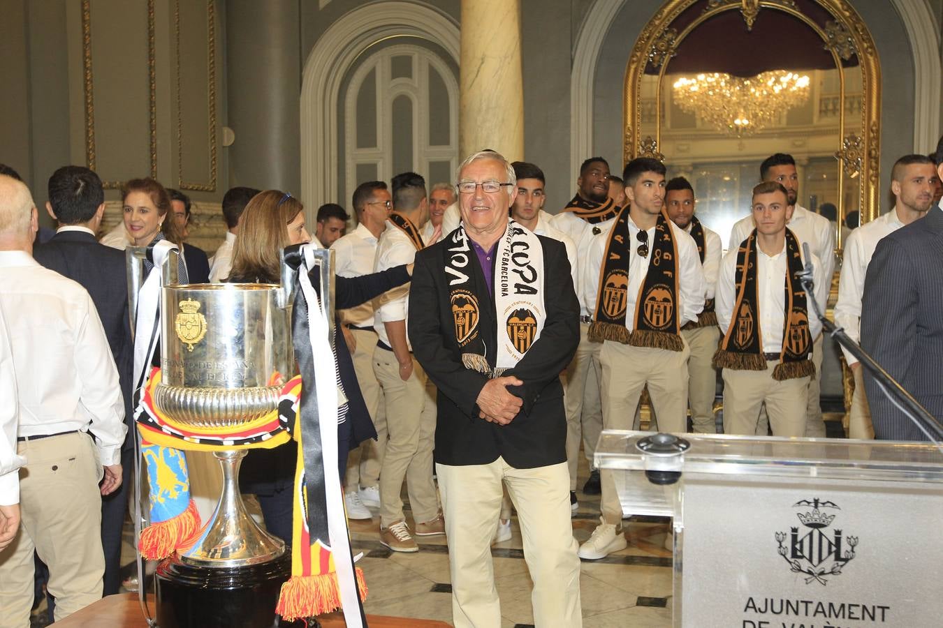 Jugadores, técnicos y directivos del Valencia CF han ofrecido el trofeo de la octava Copa del Rey a la Mare de Déu dels Desamparats, la Geperudeta, en la Basílica de la Virgen. Tras este acto se han dirigido al Palau de la Generalitat, donde les ha recibido Ximo Puig y al Ayuntamiento, donde les esperaba Joan Ribó. 