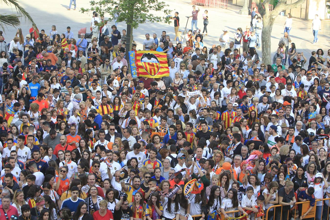 Jugadores, técnicos y directivos del Valencia CF han ofrecido el trofeo de la octava Copa del Rey a la Mare de Déu dels Desamparats, la Geperudeta, en la Basílica de la Virgen. Tras este acto se han dirigido al Palau de la Generalitat, donde les ha recibido Ximo Puig y al Ayuntamiento, donde les esperaba Joan Ribó. 