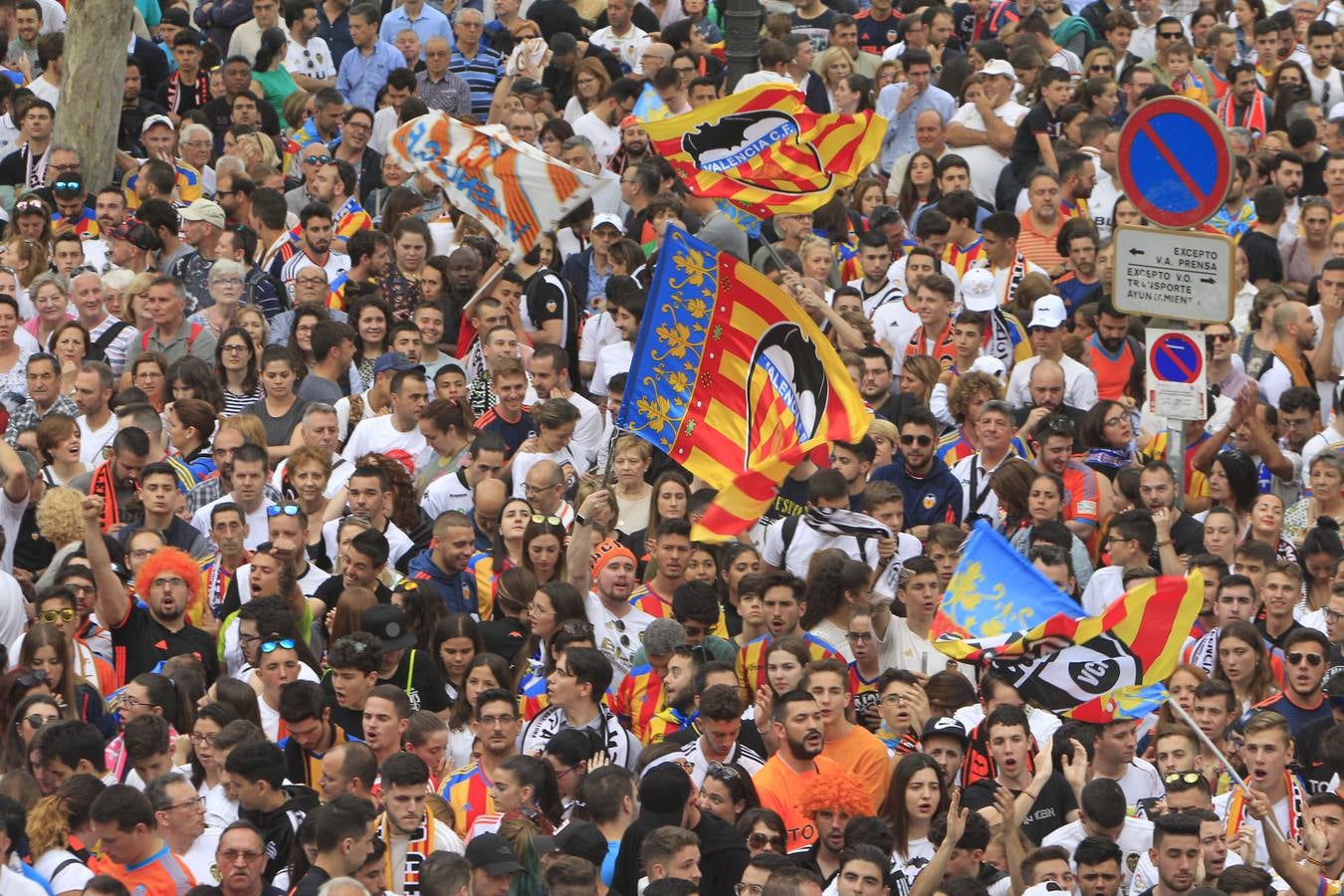 Jugadores, técnicos y directivos del Valencia CF han ofrecido el trofeo de la octava Copa del Rey a la Mare de Déu dels Desamparats, la Geperudeta, en la Basílica de la Virgen. Tras este acto se han dirigido al Palau de la Generalitat, donde les ha recibido Ximo Puig y al Ayuntamiento, donde les esperaba Joan Ribó. 