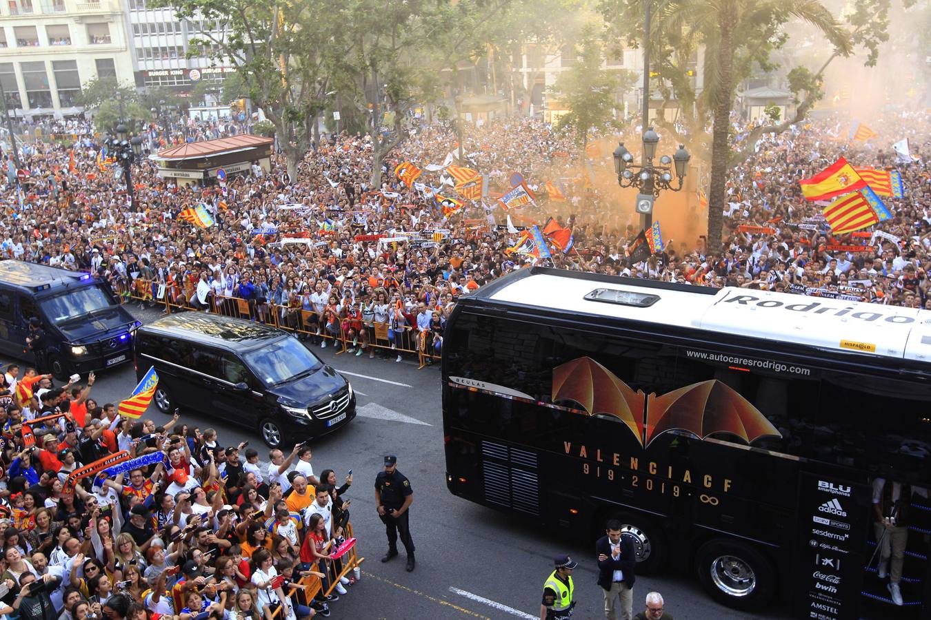 Jugadores, técnicos y directivos del Valencia CF han ofrecido el trofeo de la octava Copa del Rey a la Mare de Déu dels Desamparats, la Geperudeta, en la Basílica de la Virgen. Tras este acto se han dirigido al Palau de la Generalitat, donde les ha recibido Ximo Puig y al Ayuntamiento, donde les esperaba Joan Ribó. 