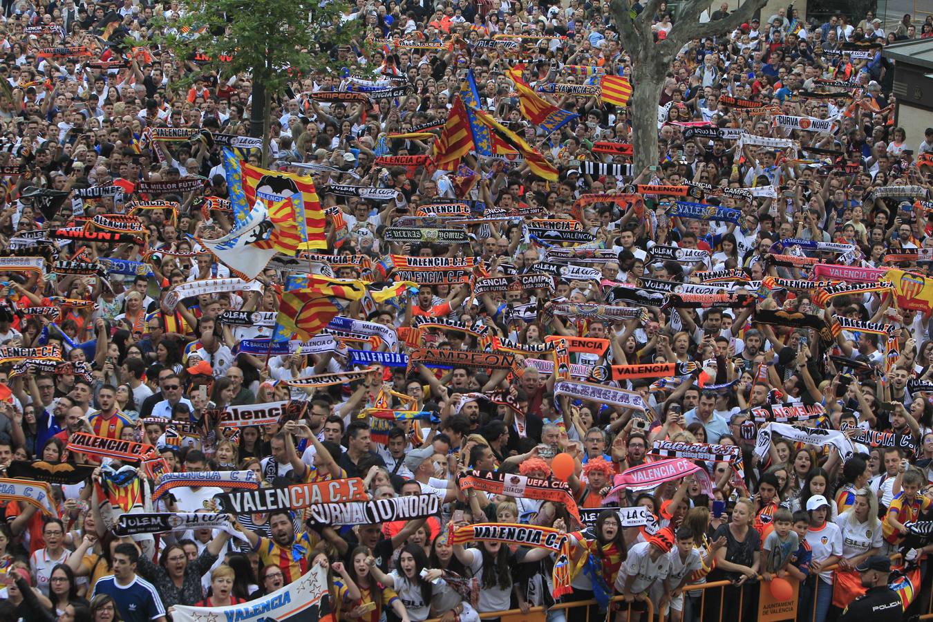 Jugadores, técnicos y directivos del Valencia CF han ofrecido el trofeo de la octava Copa del Rey a la Mare de Déu dels Desamparats, la Geperudeta, en la Basílica de la Virgen. Tras este acto se han dirigido al Palau de la Generalitat, donde les ha recibido Ximo Puig y al Ayuntamiento, donde les esperaba Joan Ribó. 