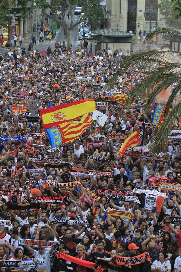 Jugadores, técnicos y directivos del Valencia CF han ofrecido el trofeo de la octava Copa del Rey a la Mare de Déu dels Desamparats, la Geperudeta, en la Basílica de la Virgen. Tras este acto se han dirigido al Palau de la Generalitat, donde les ha recibido Ximo Puig y al Ayuntamiento, donde les esperaba Joan Ribó. 