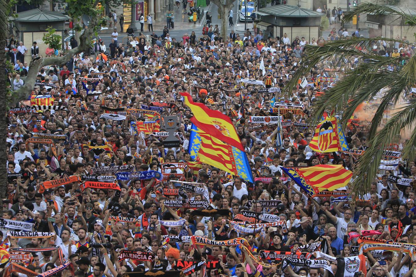 Jugadores, técnicos y directivos del Valencia CF han ofrecido el trofeo de la octava Copa del Rey a la Mare de Déu dels Desamparats, la Geperudeta, en la Basílica de la Virgen. Tras este acto se han dirigido al Palau de la Generalitat, donde les ha recibido Ximo Puig y al Ayuntamiento, donde les esperaba Joan Ribó. 