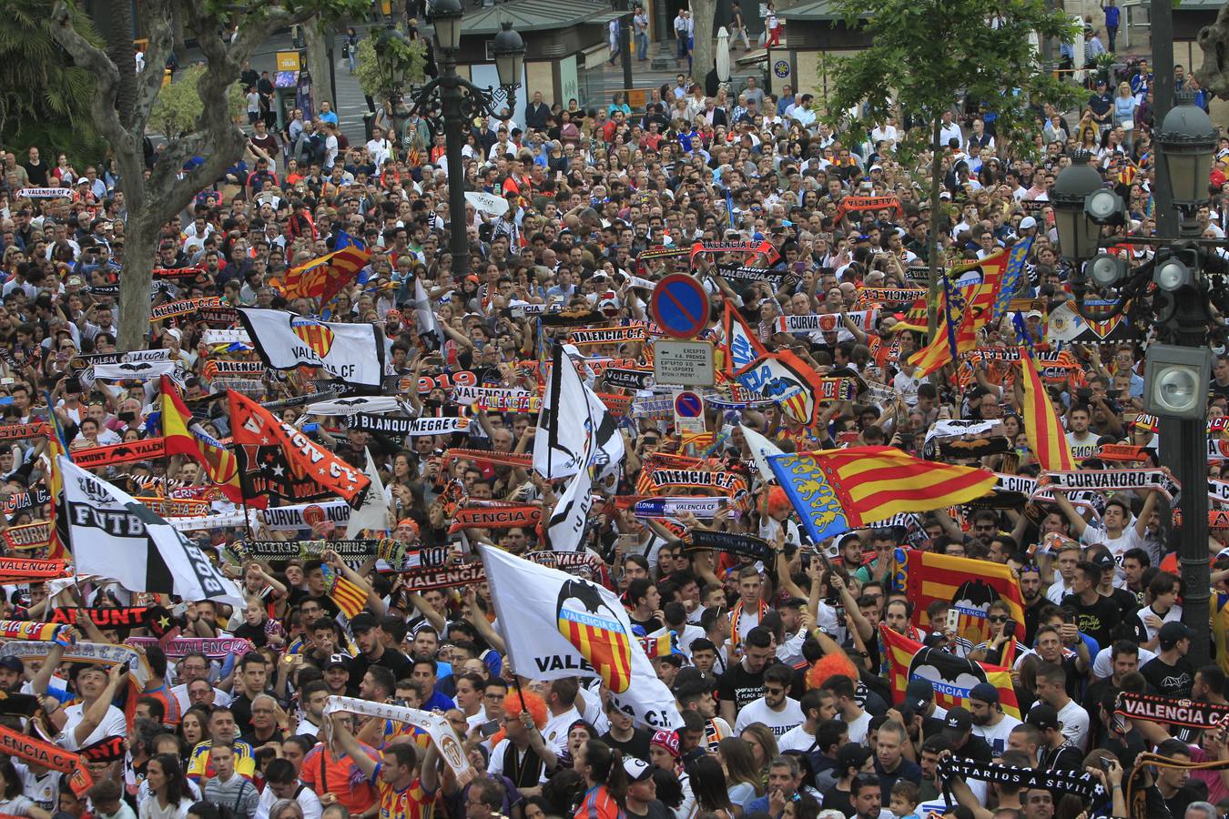 Jugadores, técnicos y directivos del Valencia CF han ofrecido el trofeo de la octava Copa del Rey a la Mare de Déu dels Desamparats, la Geperudeta, en la Basílica de la Virgen. Tras este acto se han dirigido al Palau de la Generalitat, donde les ha recibido Ximo Puig y al Ayuntamiento, donde les esperaba Joan Ribó. 