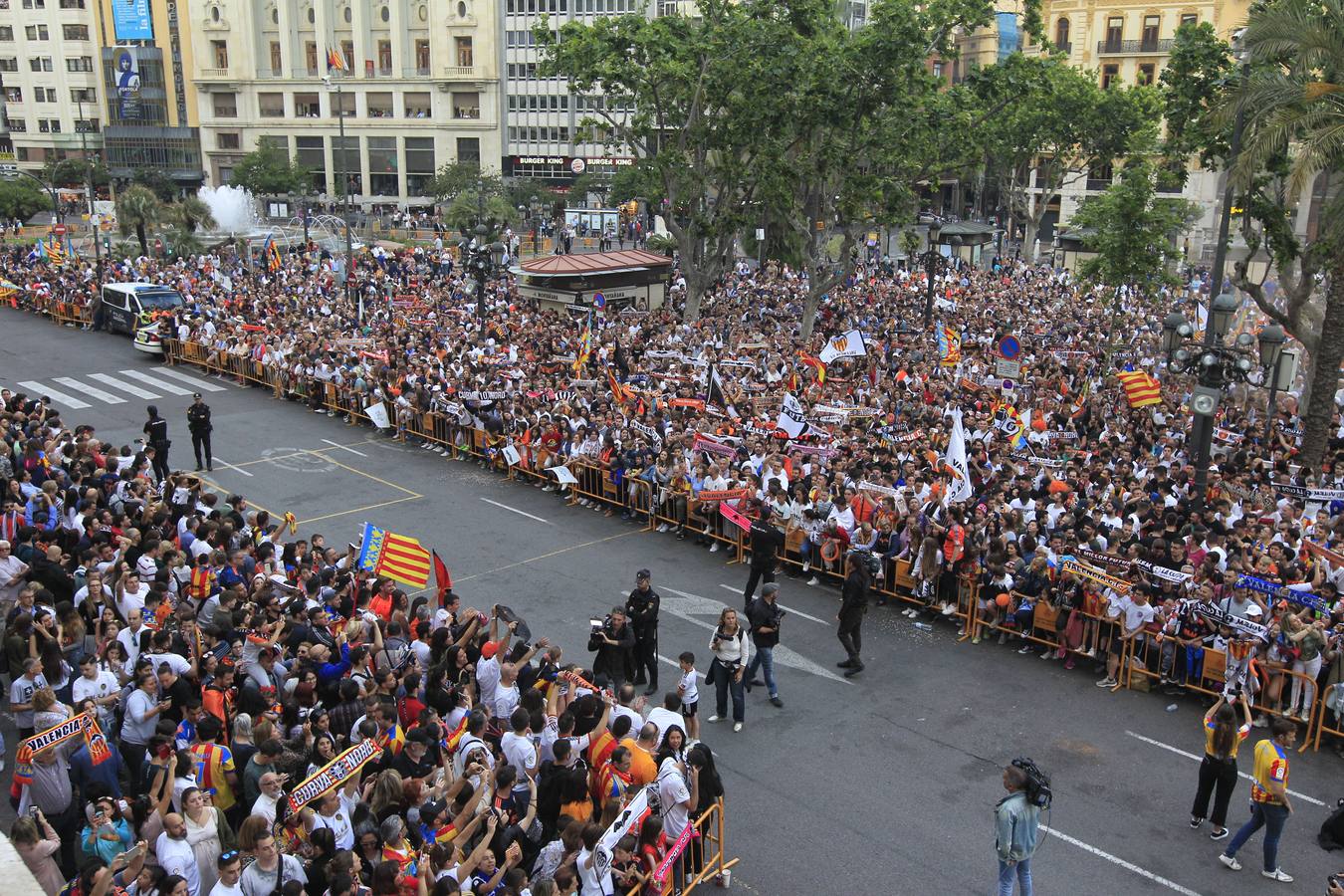 Jugadores, técnicos y directivos del Valencia CF han ofrecido el trofeo de la octava Copa del Rey a la Mare de Déu dels Desamparats, la Geperudeta, en la Basílica de la Virgen. Tras este acto se han dirigido al Palau de la Generalitat, donde les ha recibido Ximo Puig y al Ayuntamiento, donde les esperaba Joan Ribó. 