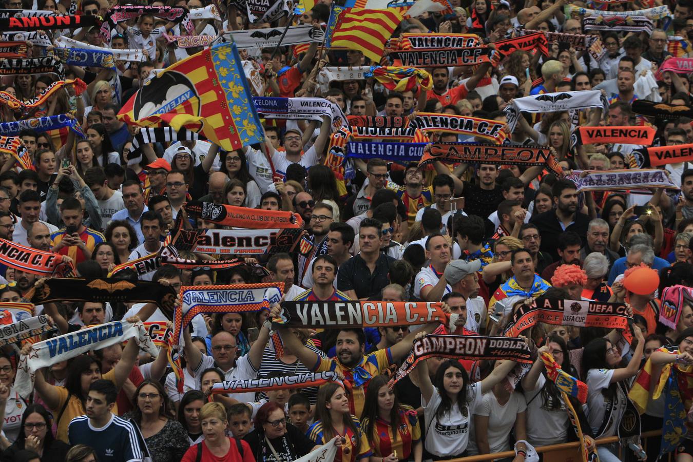 Jugadores, técnicos y directivos del Valencia CF han ofrecido el trofeo de la octava Copa del Rey a la Mare de Déu dels Desamparats, la Geperudeta, en la Basílica de la Virgen. Tras este acto se han dirigido al Palau de la Generalitat, donde les ha recibido Ximo Puig y al Ayuntamiento, donde les esperaba Joan Ribó. 