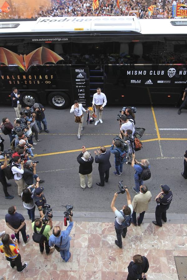 Jugadores, técnicos y directivos del Valencia CF han ofrecido el trofeo de la octava Copa del Rey a la Mare de Déu dels Desamparats, la Geperudeta, en la Basílica de la Virgen. Tras este acto se han dirigido al Palau de la Generalitat, donde les ha recibido Ximo Puig y al Ayuntamiento, donde les esperaba Joan Ribó. 