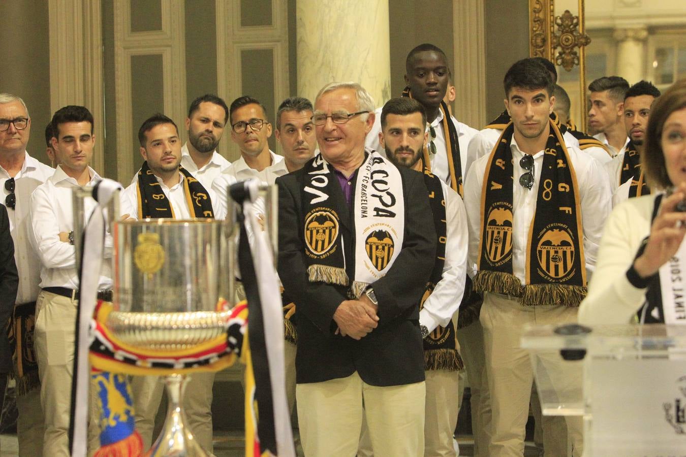 Jugadores, técnicos y directivos del Valencia CF han ofrecido el trofeo de la octava Copa del Rey a la Mare de Déu dels Desamparats, la Geperudeta, en la Basílica de la Virgen. Tras este acto se han dirigido al Palau de la Generalitat, donde les ha recibido Ximo Puig y al Ayuntamiento, donde les esperaba Joan Ribó. 