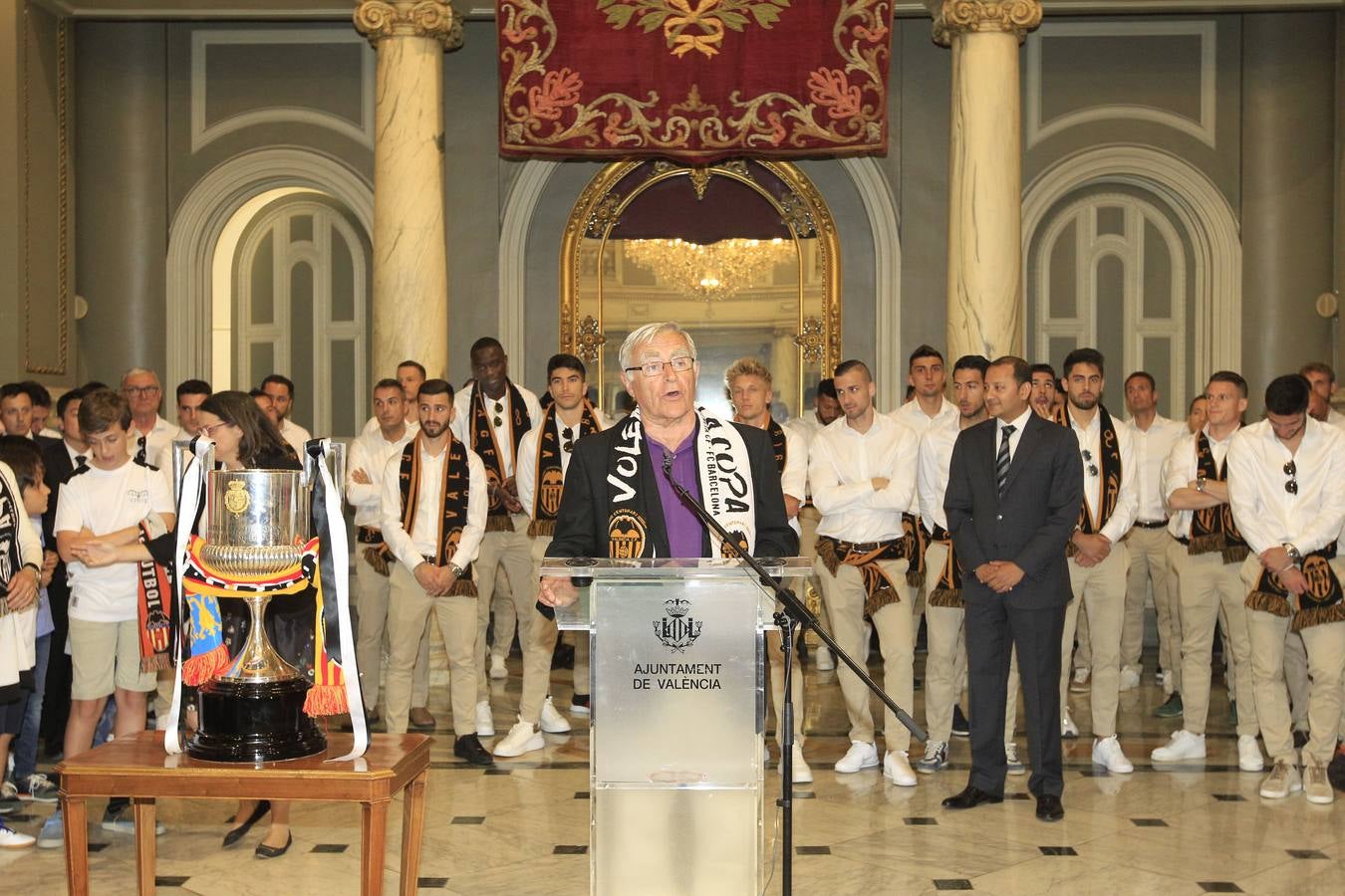 Jugadores, técnicos y directivos del Valencia CF han ofrecido el trofeo de la octava Copa del Rey a la Mare de Déu dels Desamparats, la Geperudeta, en la Basílica de la Virgen. Tras este acto se han dirigido al Palau de la Generalitat, donde les ha recibido Ximo Puig y al Ayuntamiento, donde les esperaba Joan Ribó. 