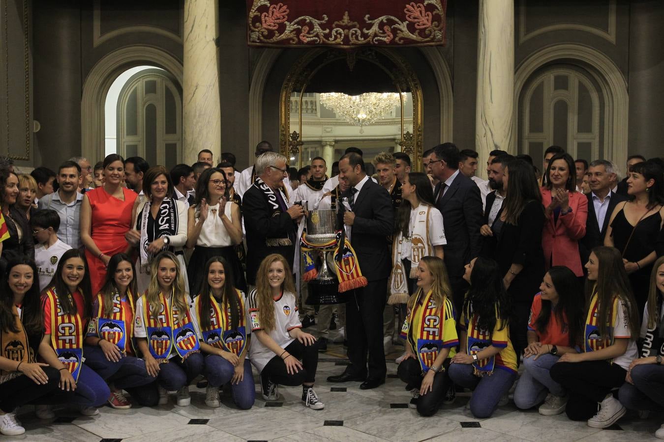 Jugadores, técnicos y directivos del Valencia CF han ofrecido el trofeo de la octava Copa del Rey a la Mare de Déu dels Desamparats, la Geperudeta, en la Basílica de la Virgen. Tras este acto se han dirigido al Palau de la Generalitat, donde les ha recibido Ximo Puig y al Ayuntamiento, donde les esperaba Joan Ribó. 