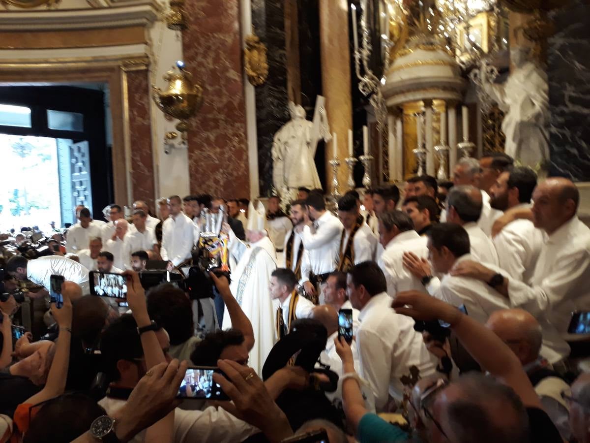 Jugadores, técnicos y directivos del Valencia CF han ofrecido el trofeo de la octava Copa del Rey a la Mare de Déu dels Desamparats, la Geperudeta, en la Basílica de la Virgen. Tras este acto se han dirigido al Palau de la Generalitat, donde les ha recibido Ximo Puig.