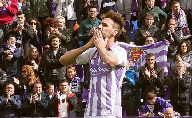 Borja Fernández, capitán del Valladolid, se despide de su afición en el partido contra el Valencia.