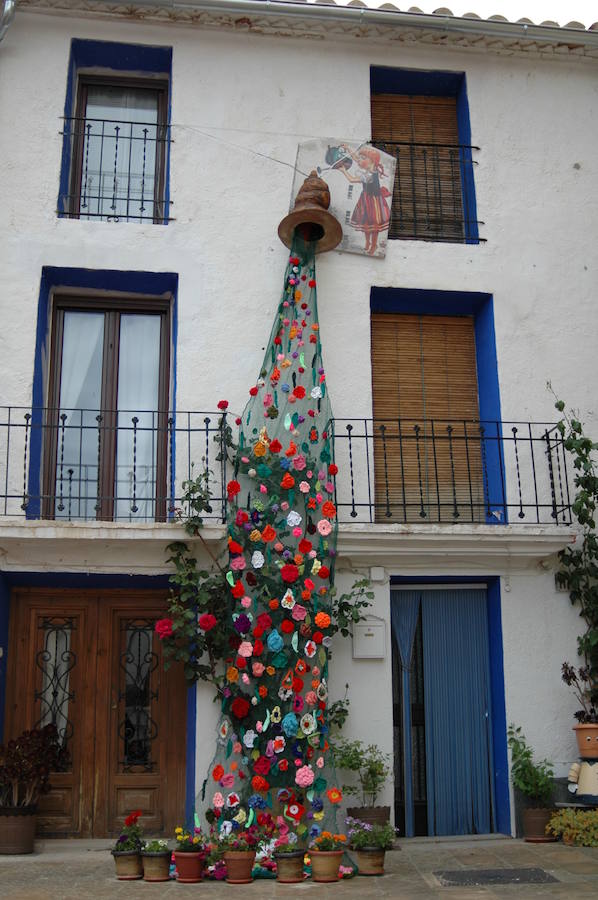 Los aromas y colores de las flores se han adueñado de Aras de los Olmos (Valencia). Durante la primavera, esta localidad situada Los Serranos cubre sus calles, fachadas con cientos de plantas y arte efímero. La exposición de las propuestas presentadas en «Aras en flor» se podrá visitar hasta el 30 de junio Los diseñadores de paisajes han tenido que defender la sostenibilidad, belleza y creatividad de la propuesta. Además de combinar flores y plantas con materiales del entorno utilizados históricamente por los vecinos y vecinas. Esta pequeña localidad del interior de la Comunitat Valenciana aguarda entre montes como un remanso de paz que fue poblado por íberos, romanos y árabes, Incluso, formó parte de la Orden de Montesa en 1318. Y todas estas culturas se han quedado guardadas entre sus callejuelas. 