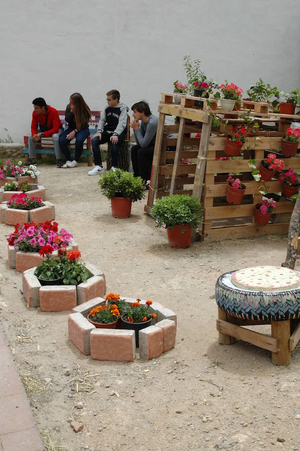 Los aromas y colores de las flores se han adueñado de Aras de los Olmos (Valencia). Durante la primavera, esta localidad situada Los Serranos cubre sus calles, fachadas con cientos de plantas y arte efímero. La exposición de las propuestas presentadas en «Aras en flor» se podrá visitar hasta el 30 de junio Los diseñadores de paisajes han tenido que defender la sostenibilidad, belleza y creatividad de la propuesta. Además de combinar flores y plantas con materiales del entorno utilizados históricamente por los vecinos y vecinas. Esta pequeña localidad del interior de la Comunitat Valenciana aguarda entre montes como un remanso de paz que fue poblado por íberos, romanos y árabes, Incluso, formó parte de la Orden de Montesa en 1318. Y todas estas culturas se han quedado guardadas entre sus callejuelas. 