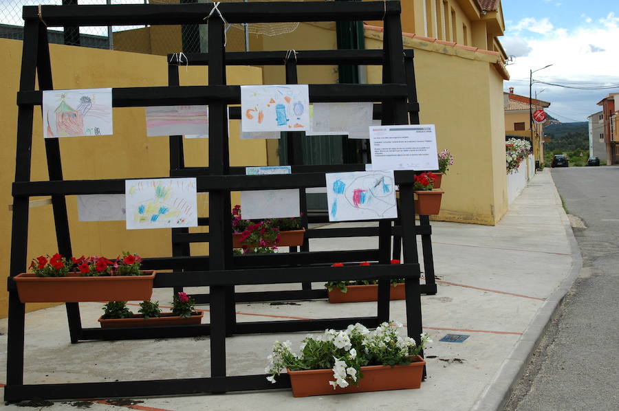 Los aromas y colores de las flores se han adueñado de Aras de los Olmos (Valencia). Durante la primavera, esta localidad situada Los Serranos cubre sus calles, fachadas con cientos de plantas y arte efímero. La exposición de las propuestas presentadas en «Aras en flor» se podrá visitar hasta el 30 de junio Los diseñadores de paisajes han tenido que defender la sostenibilidad, belleza y creatividad de la propuesta. Además de combinar flores y plantas con materiales del entorno utilizados históricamente por los vecinos y vecinas. Esta pequeña localidad del interior de la Comunitat Valenciana aguarda entre montes como un remanso de paz que fue poblado por íberos, romanos y árabes, Incluso, formó parte de la Orden de Montesa en 1318. Y todas estas culturas se han quedado guardadas entre sus callejuelas. 