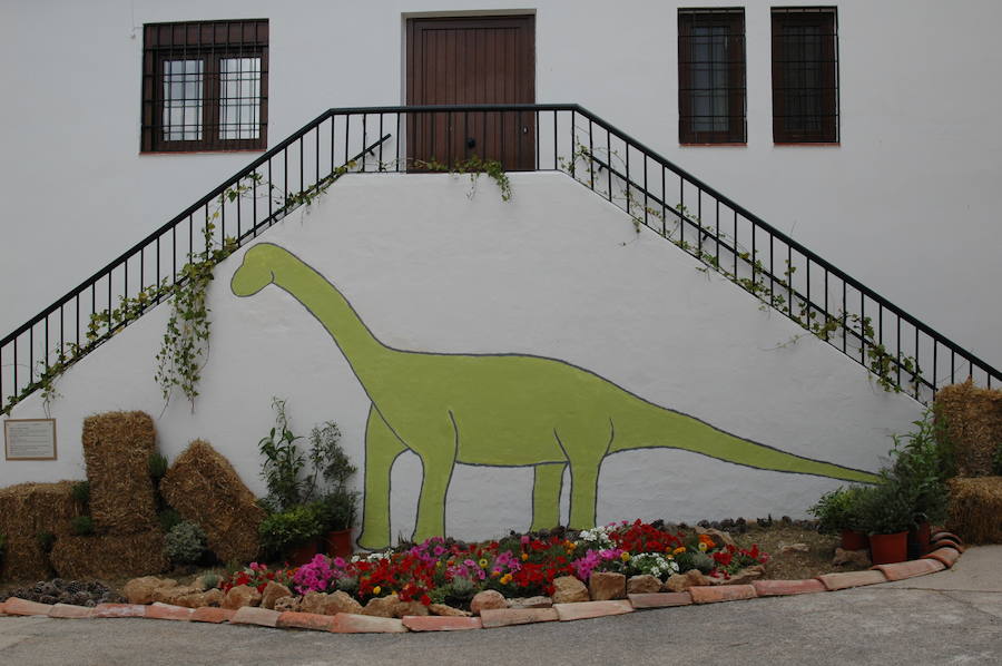 Los aromas y colores de las flores se han adueñado de Aras de los Olmos (Valencia). Durante la primavera, esta localidad situada Los Serranos cubre sus calles, fachadas con cientos de plantas y arte efímero. La exposición de las propuestas presentadas en «Aras en flor» se podrá visitar hasta el 30 de junio Los diseñadores de paisajes han tenido que defender la sostenibilidad, belleza y creatividad de la propuesta. Además de combinar flores y plantas con materiales del entorno utilizados históricamente por los vecinos y vecinas. Esta pequeña localidad del interior de la Comunitat Valenciana aguarda entre montes como un remanso de paz que fue poblado por íberos, romanos y árabes, Incluso, formó parte de la Orden de Montesa en 1318. Y todas estas culturas se han quedado guardadas entre sus callejuelas. 