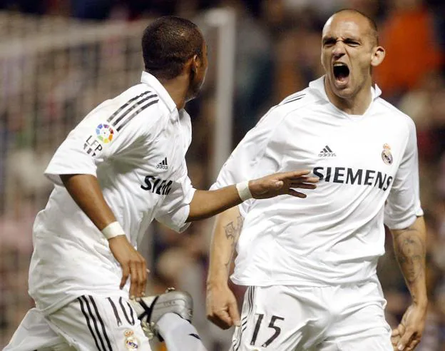 Raúl Bravo celebra un gol en su época del Real Madrid junto a Robinho. 