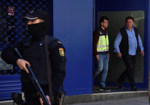 El presidente del Huesca, Agustín Lasaosa, tras su detención. 