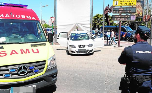 El vehículo accidentado en la plaza de Zaragoza de Valencia, tras atravesar la losa publicitaria..
