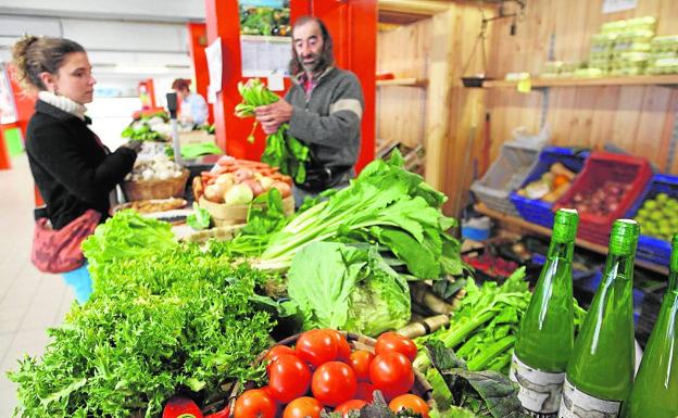 Puesto con productos ecológicos en un mercado de abastos