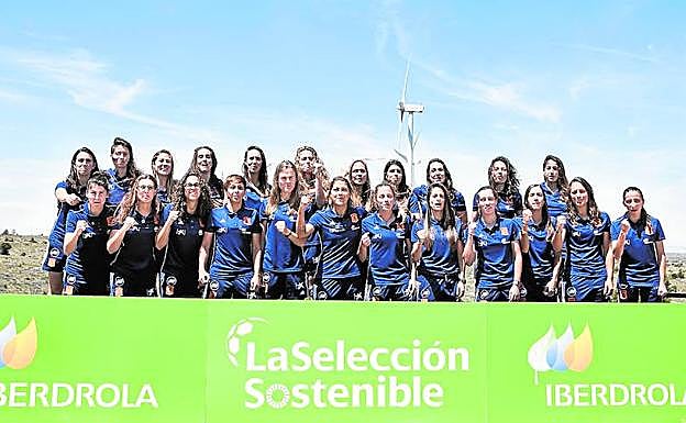 Las integrantes de la Selección Española de Fútbol, a las que Iberdrola ha querido bautizar como «la primera Selección Sostenible».