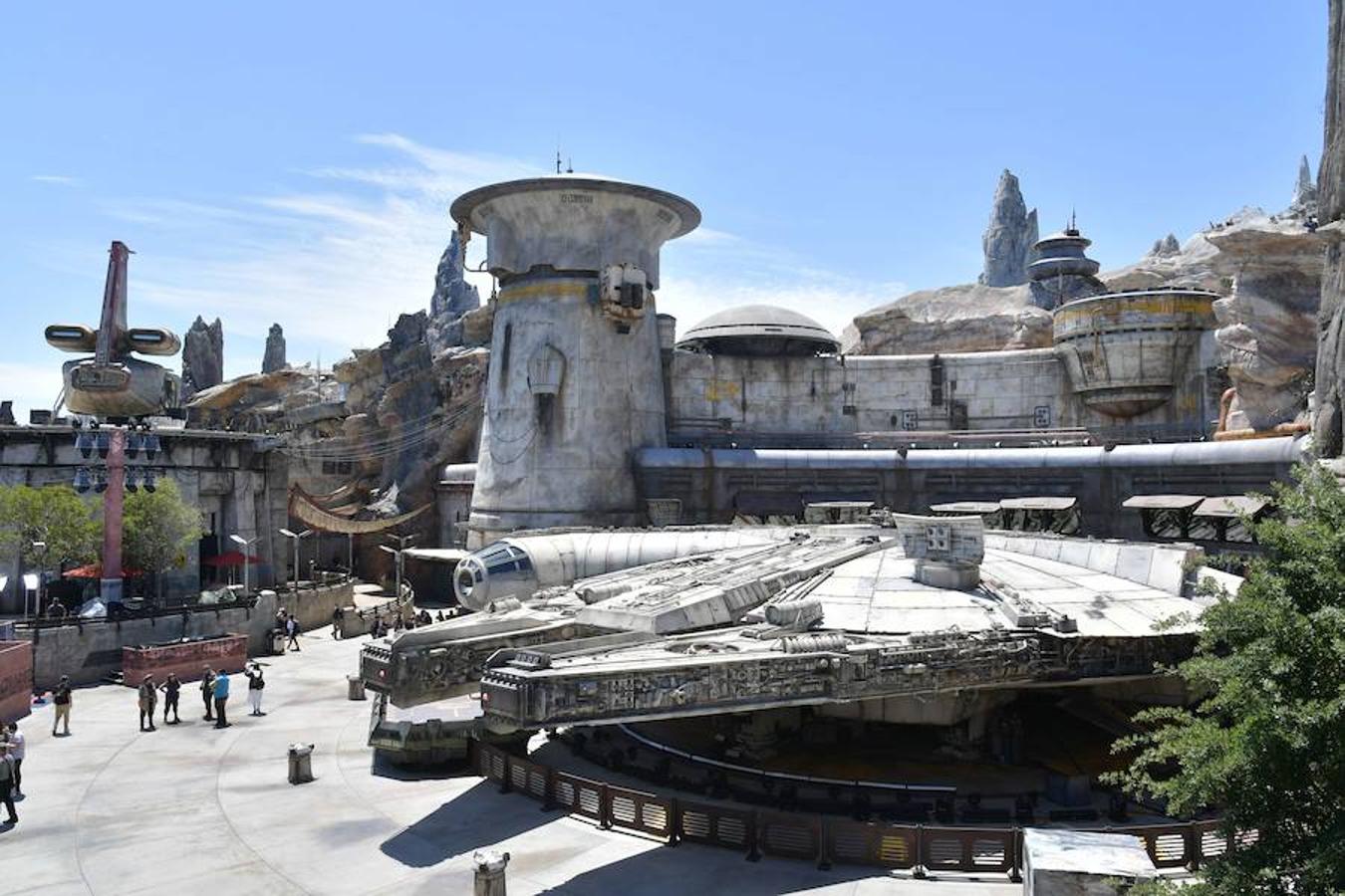 Disney inaugura este viernes 31 de mayo un parque temático sobre la saga 'Star Wars'. La principal atracción será volar en el 'Halcón Milenario'. La idea de este parque construido sobre cinco hectáreas de terreno es que el cliente sienta que durante unas horas está dentro de una de estas películas de culto.