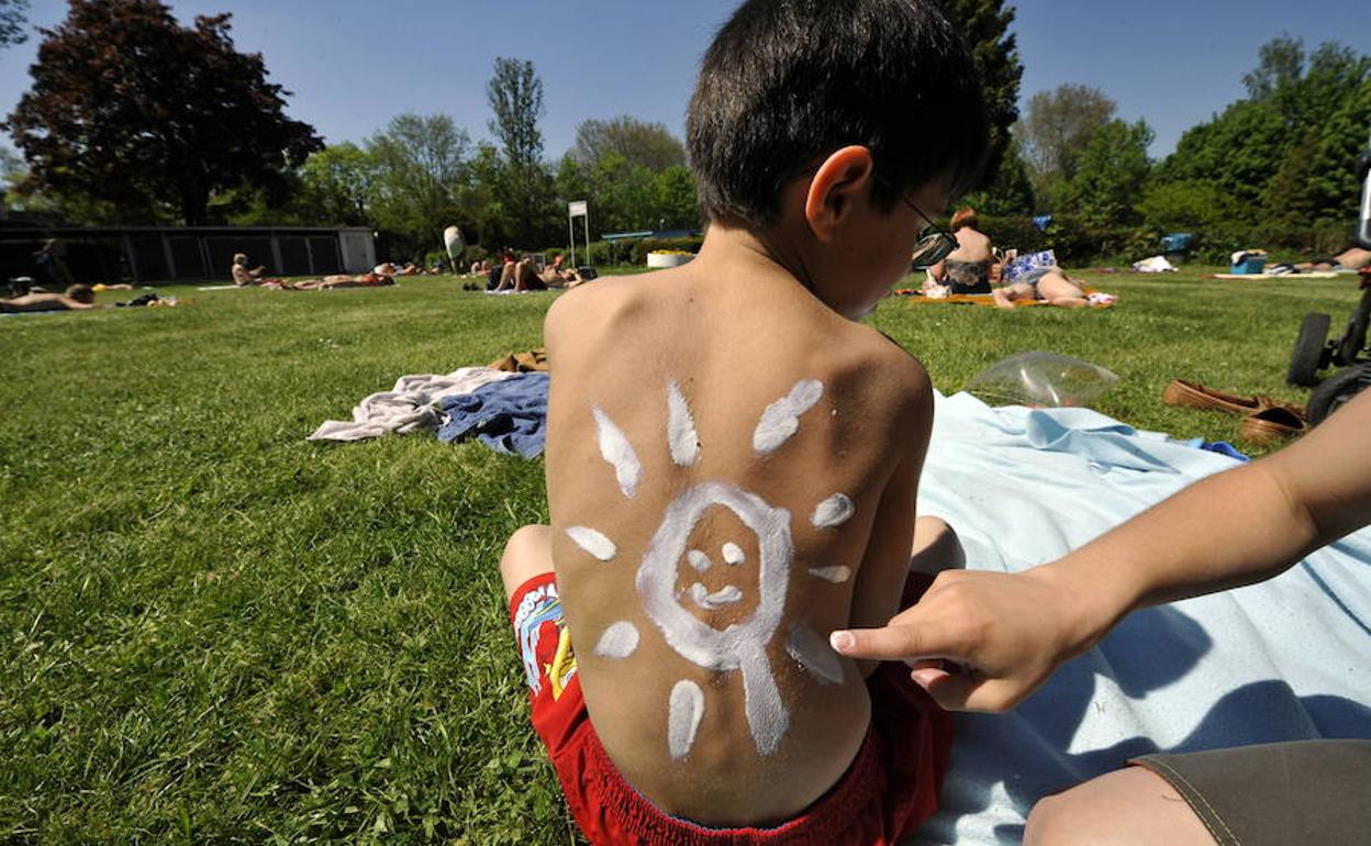 Sanidad avala la correcta protección de cremas solares denunciados por OCU