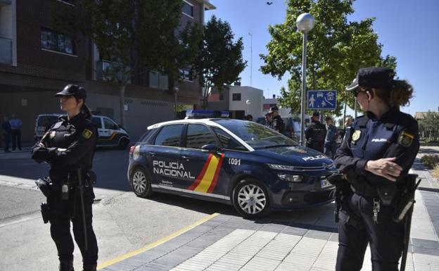 Agentes de la Policía, a las puertas de los juzgados de Huesca. 