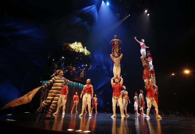 Imagen del ensayo general de uno de los números del espectáculo, conformado por un elenco de 50 acróbatas, músicos, cantantes y actores. 