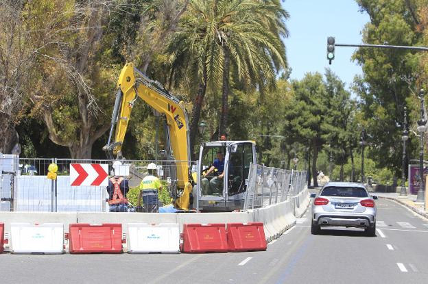 Obras en la avenida de Jacinto Benavente, ayer por la mañana. 