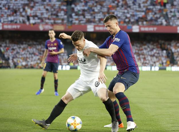 Lenglet presiona a Gameiro durante la final de Copa.