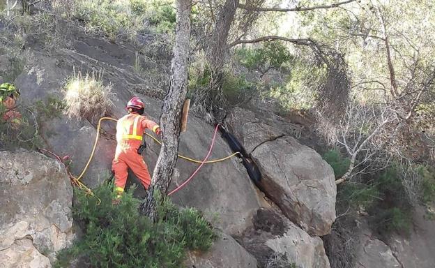 Retiran una piedra de grandes dimensiones que amenazaba con caer a la carretera en Gilet