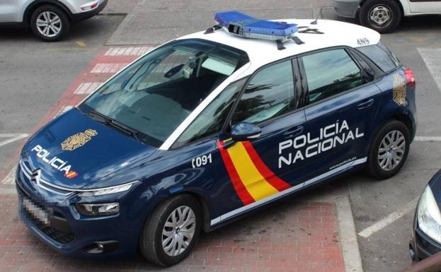 Dos jóvenes propinan puñetazos y patadas a un hombre para robarle el teléfono móvil en Gandia