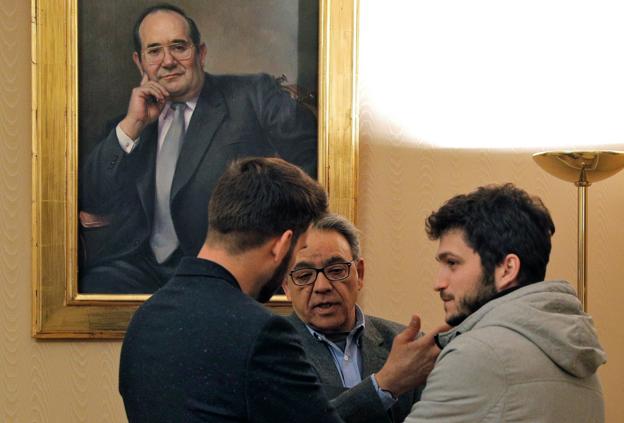 Mata conversa con Ferri, bajo el retrato de González Lizondo. 