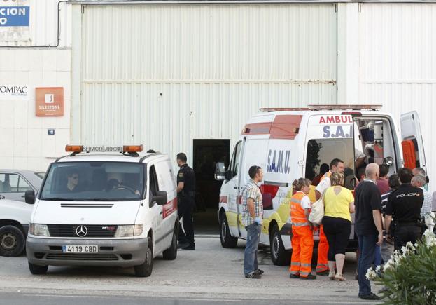 Vehículos sanitarios durante una atención médica. 