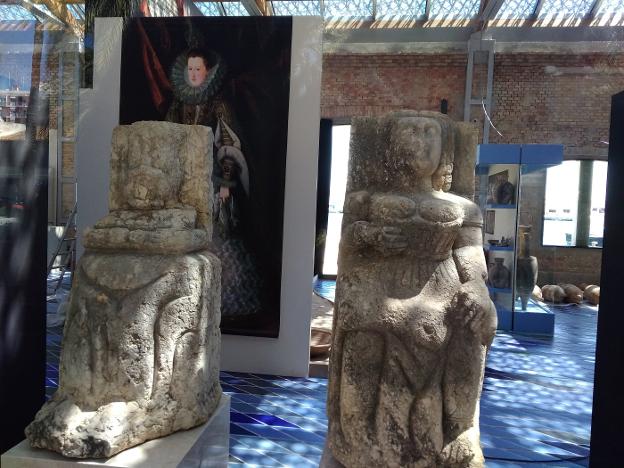 Varias de las piezas que se encuentran en la antigua lonja de Dénia, donde en unos días se pondrá en marcha del Museu de la Mar. 