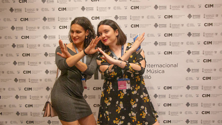 Anoche se celebró la gala de la ll edición de los premios del Festival de Cinema y Música de Castelló. El Aladroc nacional del CIM recayó en el director vasco Julio Medem y el internacional en la compositora Jocelyn Pook. Medem aseguró que, incluso cuando escribe el guión, siempre deja un espacio para la música; un elemento fundamental e imprescindible en sus películas y que el trabajo de Pook (con quién repitió en «Habitación Propia») fue fundamental para explicar una cinta basada en la historia de su propia hermana «Caótica Ana», en la que necesitaba explicar a una mujer habitada por varias mujeres con una melodía ancestral. Pook -que ha trabajado con Scorsese, Kubrick o el propio Medem - explicó que este reconocimiento es muy importante para ella. En el caso de Jocelyn Pook se da la circunstancia de que su música no solo se centra en el cine. Abarca un amplío espectro que va desde los conciertos, a la ópera pasando por todo tipo de trabajos en los que en algunos se convierte también en intérprete.