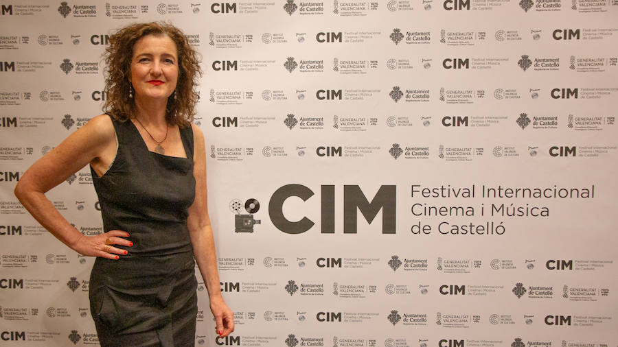 Anoche se celebró la gala de la ll edición de los premios del Festival de Cinema y Música de Castelló. El Aladroc nacional del CIM recayó en el director vasco Julio Medem y el internacional en la compositora Jocelyn Pook. Medem aseguró que, incluso cuando escribe el guión, siempre deja un espacio para la música; un elemento fundamental e imprescindible en sus películas y que el trabajo de Pook (con quién repitió en «Habitación Propia») fue fundamental para explicar una cinta basada en la historia de su propia hermana «Caótica Ana», en la que necesitaba explicar a una mujer habitada por varias mujeres con una melodía ancestral. Pook -que ha trabajado con Scorsese, Kubrick o el propio Medem - explicó que este reconocimiento es muy importante para ella. En el caso de Jocelyn Pook se da la circunstancia de que su música no solo se centra en el cine. Abarca un amplío espectro que va desde los conciertos, a la ópera pasando por todo tipo de trabajos en los que en algunos se convierte también en intérprete.