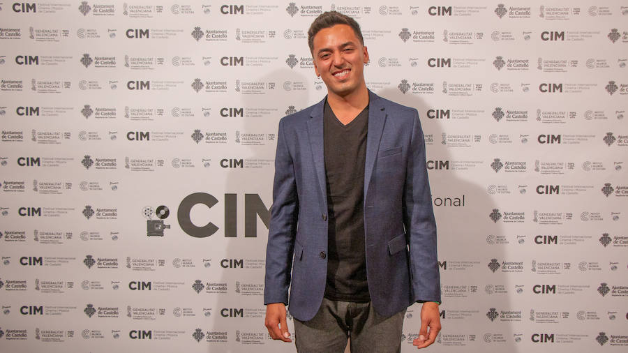 Anoche se celebró la gala de la ll edición de los premios del Festival de Cinema y Música de Castelló. El Aladroc nacional del CIM recayó en el director vasco Julio Medem y el internacional en la compositora Jocelyn Pook. Medem aseguró que, incluso cuando escribe el guión, siempre deja un espacio para la música; un elemento fundamental e imprescindible en sus películas y que el trabajo de Pook (con quién repitió en «Habitación Propia») fue fundamental para explicar una cinta basada en la historia de su propia hermana «Caótica Ana», en la que necesitaba explicar a una mujer habitada por varias mujeres con una melodía ancestral. Pook -que ha trabajado con Scorsese, Kubrick o el propio Medem - explicó que este reconocimiento es muy importante para ella. En el caso de Jocelyn Pook se da la circunstancia de que su música no solo se centra en el cine. Abarca un amplío espectro que va desde los conciertos, a la ópera pasando por todo tipo de trabajos en los que en algunos se convierte también en intérprete.