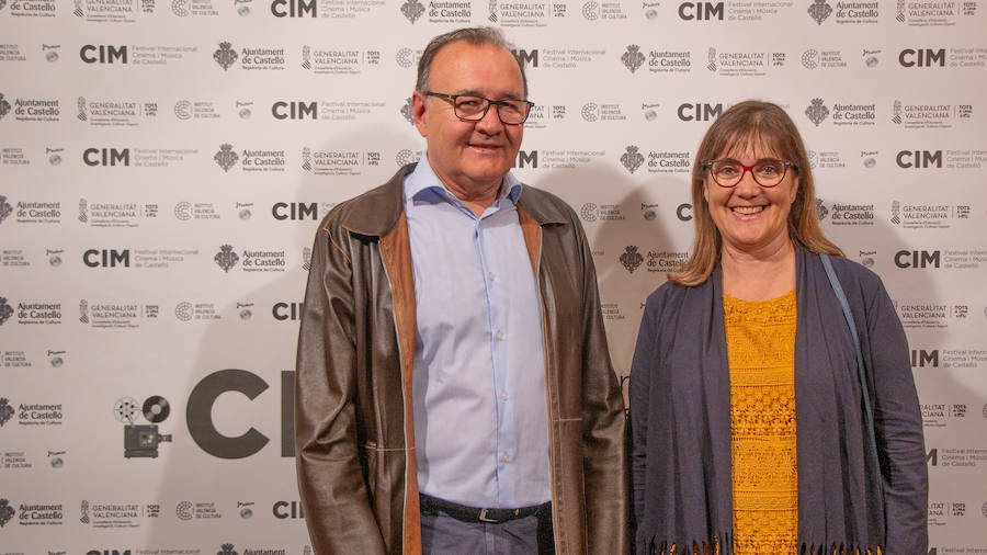 Anoche se celebró la gala de la ll edición de los premios del Festival de Cinema y Música de Castelló. El Aladroc nacional del CIM recayó en el director vasco Julio Medem y el internacional en la compositora Jocelyn Pook. Medem aseguró que, incluso cuando escribe el guión, siempre deja un espacio para la música; un elemento fundamental e imprescindible en sus películas y que el trabajo de Pook (con quién repitió en «Habitación Propia») fue fundamental para explicar una cinta basada en la historia de su propia hermana «Caótica Ana», en la que necesitaba explicar a una mujer habitada por varias mujeres con una melodía ancestral. Pook -que ha trabajado con Scorsese, Kubrick o el propio Medem - explicó que este reconocimiento es muy importante para ella. En el caso de Jocelyn Pook se da la circunstancia de que su música no solo se centra en el cine. Abarca un amplío espectro que va desde los conciertos, a la ópera pasando por todo tipo de trabajos en los que en algunos se convierte también en intérprete.