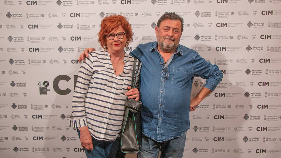 Anoche se celebró la gala de la ll edición de los premios del Festival de Cinema y Música de Castelló. El Aladroc nacional del CIM recayó en el director vasco Julio Medem y el internacional en la compositora Jocelyn Pook. Medem aseguró que, incluso cuando escribe el guión, siempre deja un espacio para la música; un elemento fundamental e imprescindible en sus películas y que el trabajo de Pook (con quién repitió en «Habitación Propia») fue fundamental para explicar una cinta basada en la historia de su propia hermana «Caótica Ana», en la que necesitaba explicar a una mujer habitada por varias mujeres con una melodía ancestral. Pook -que ha trabajado con Scorsese, Kubrick o el propio Medem - explicó que este reconocimiento es muy importante para ella. En el caso de Jocelyn Pook se da la circunstancia de que su música no solo se centra en el cine. Abarca un amplío espectro que va desde los conciertos, a la ópera pasando por todo tipo de trabajos en los que en algunos se convierte también en intérprete.