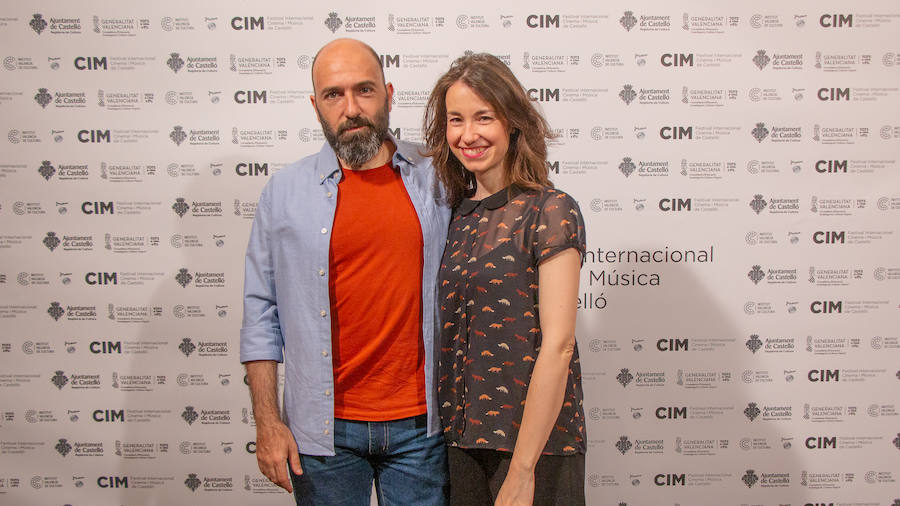 Anoche se celebró la gala de la ll edición de los premios del Festival de Cinema y Música de Castelló. El Aladroc nacional del CIM recayó en el director vasco Julio Medem y el internacional en la compositora Jocelyn Pook. Medem aseguró que, incluso cuando escribe el guión, siempre deja un espacio para la música; un elemento fundamental e imprescindible en sus películas y que el trabajo de Pook (con quién repitió en «Habitación Propia») fue fundamental para explicar una cinta basada en la historia de su propia hermana «Caótica Ana», en la que necesitaba explicar a una mujer habitada por varias mujeres con una melodía ancestral. Pook -que ha trabajado con Scorsese, Kubrick o el propio Medem - explicó que este reconocimiento es muy importante para ella. En el caso de Jocelyn Pook se da la circunstancia de que su música no solo se centra en el cine. Abarca un amplío espectro que va desde los conciertos, a la ópera pasando por todo tipo de trabajos en los que en algunos se convierte también en intérprete.