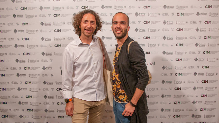 Anoche se celebró la gala de la ll edición de los premios del Festival de Cinema y Música de Castelló. El Aladroc nacional del CIM recayó en el director vasco Julio Medem y el internacional en la compositora Jocelyn Pook. Medem aseguró que, incluso cuando escribe el guión, siempre deja un espacio para la música; un elemento fundamental e imprescindible en sus películas y que el trabajo de Pook (con quién repitió en «Habitación Propia») fue fundamental para explicar una cinta basada en la historia de su propia hermana «Caótica Ana», en la que necesitaba explicar a una mujer habitada por varias mujeres con una melodía ancestral. Pook -que ha trabajado con Scorsese, Kubrick o el propio Medem - explicó que este reconocimiento es muy importante para ella. En el caso de Jocelyn Pook se da la circunstancia de que su música no solo se centra en el cine. Abarca un amplío espectro que va desde los conciertos, a la ópera pasando por todo tipo de trabajos en los que en algunos se convierte también en intérprete.