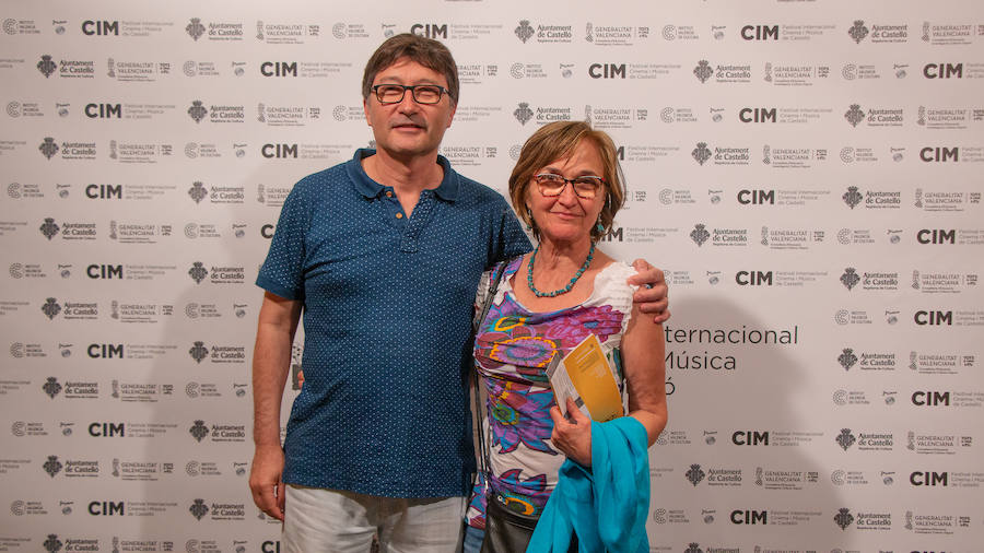 Anoche se celebró la gala de la ll edición de los premios del Festival de Cinema y Música de Castelló. El Aladroc nacional del CIM recayó en el director vasco Julio Medem y el internacional en la compositora Jocelyn Pook. Medem aseguró que, incluso cuando escribe el guión, siempre deja un espacio para la música; un elemento fundamental e imprescindible en sus películas y que el trabajo de Pook (con quién repitió en «Habitación Propia») fue fundamental para explicar una cinta basada en la historia de su propia hermana «Caótica Ana», en la que necesitaba explicar a una mujer habitada por varias mujeres con una melodía ancestral. Pook -que ha trabajado con Scorsese, Kubrick o el propio Medem - explicó que este reconocimiento es muy importante para ella. En el caso de Jocelyn Pook se da la circunstancia de que su música no solo se centra en el cine. Abarca un amplío espectro que va desde los conciertos, a la ópera pasando por todo tipo de trabajos en los que en algunos se convierte también en intérprete.