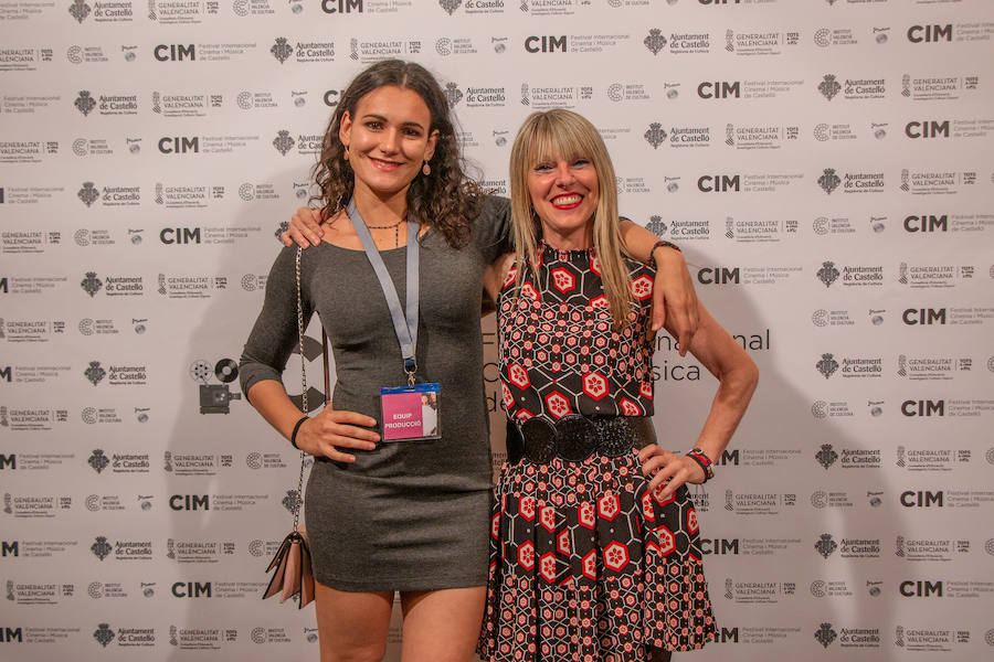 Anoche se celebró la gala de la ll edición de los premios del Festival de Cinema y Música de Castelló. El Aladroc nacional del CIM recayó en el director vasco Julio Medem y el internacional en la compositora Jocelyn Pook. Medem aseguró que, incluso cuando escribe el guión, siempre deja un espacio para la música; un elemento fundamental e imprescindible en sus películas y que el trabajo de Pook (con quién repitió en «Habitación Propia») fue fundamental para explicar una cinta basada en la historia de su propia hermana «Caótica Ana», en la que necesitaba explicar a una mujer habitada por varias mujeres con una melodía ancestral. Pook -que ha trabajado con Scorsese, Kubrick o el propio Medem - explicó que este reconocimiento es muy importante para ella. En el caso de Jocelyn Pook se da la circunstancia de que su música no solo se centra en el cine. Abarca un amplío espectro que va desde los conciertos, a la ópera pasando por todo tipo de trabajos en los que en algunos se convierte también en intérprete.