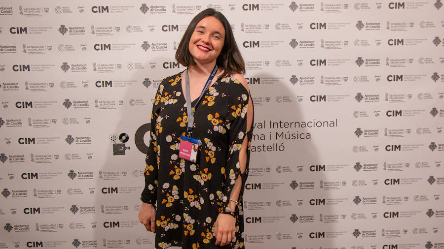 Anoche se celebró la gala de la ll edición de los premios del Festival de Cinema y Música de Castelló. El Aladroc nacional del CIM recayó en el director vasco Julio Medem y el internacional en la compositora Jocelyn Pook. Medem aseguró que, incluso cuando escribe el guión, siempre deja un espacio para la música; un elemento fundamental e imprescindible en sus películas y que el trabajo de Pook (con quién repitió en «Habitación Propia») fue fundamental para explicar una cinta basada en la historia de su propia hermana «Caótica Ana», en la que necesitaba explicar a una mujer habitada por varias mujeres con una melodía ancestral. Pook -que ha trabajado con Scorsese, Kubrick o el propio Medem - explicó que este reconocimiento es muy importante para ella. En el caso de Jocelyn Pook se da la circunstancia de que su música no solo se centra en el cine. Abarca un amplío espectro que va desde los conciertos, a la ópera pasando por todo tipo de trabajos en los que en algunos se convierte también en intérprete.