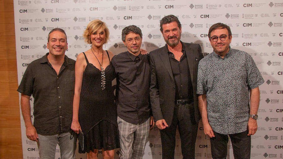 Anoche se celebró la gala de la ll edición de los premios del Festival de Cinema y Música de Castelló. El Aladroc nacional del CIM recayó en el director vasco Julio Medem y el internacional en la compositora Jocelyn Pook. Medem aseguró que, incluso cuando escribe el guión, siempre deja un espacio para la música; un elemento fundamental e imprescindible en sus películas y que el trabajo de Pook (con quién repitió en «Habitación Propia») fue fundamental para explicar una cinta basada en la historia de su propia hermana «Caótica Ana», en la que necesitaba explicar a una mujer habitada por varias mujeres con una melodía ancestral. Pook -que ha trabajado con Scorsese, Kubrick o el propio Medem - explicó que este reconocimiento es muy importante para ella. En el caso de Jocelyn Pook se da la circunstancia de que su música no solo se centra en el cine. Abarca un amplío espectro que va desde los conciertos, a la ópera pasando por todo tipo de trabajos en los que en algunos se convierte también en intérprete.