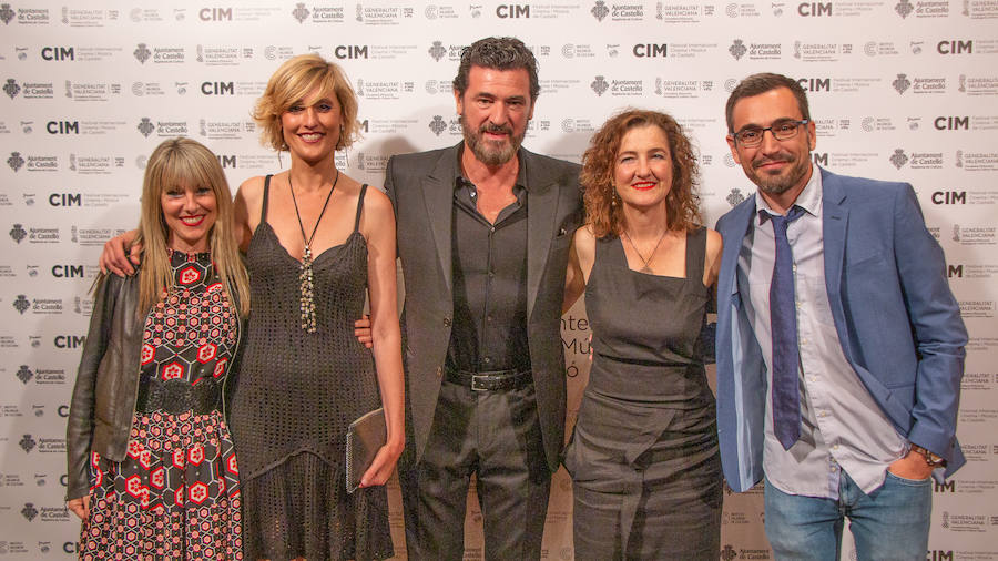 Anoche se celebró la gala de la ll edición de los premios del Festival de Cinema y Música de Castelló. El Aladroc nacional del CIM recayó en el director vasco Julio Medem y el internacional en la compositora Jocelyn Pook. Medem aseguró que, incluso cuando escribe el guión, siempre deja un espacio para la música; un elemento fundamental e imprescindible en sus películas y que el trabajo de Pook (con quién repitió en «Habitación Propia») fue fundamental para explicar una cinta basada en la historia de su propia hermana «Caótica Ana», en la que necesitaba explicar a una mujer habitada por varias mujeres con una melodía ancestral. Pook -que ha trabajado con Scorsese, Kubrick o el propio Medem - explicó que este reconocimiento es muy importante para ella. En el caso de Jocelyn Pook se da la circunstancia de que su música no solo se centra en el cine. Abarca un amplío espectro que va desde los conciertos, a la ópera pasando por todo tipo de trabajos en los que en algunos se convierte también en intérprete.